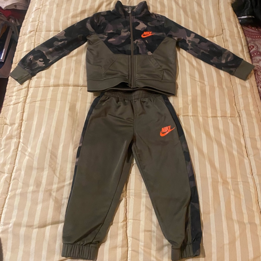 Boys 2T Camouflage Nike Tracksuit Sweatsuit